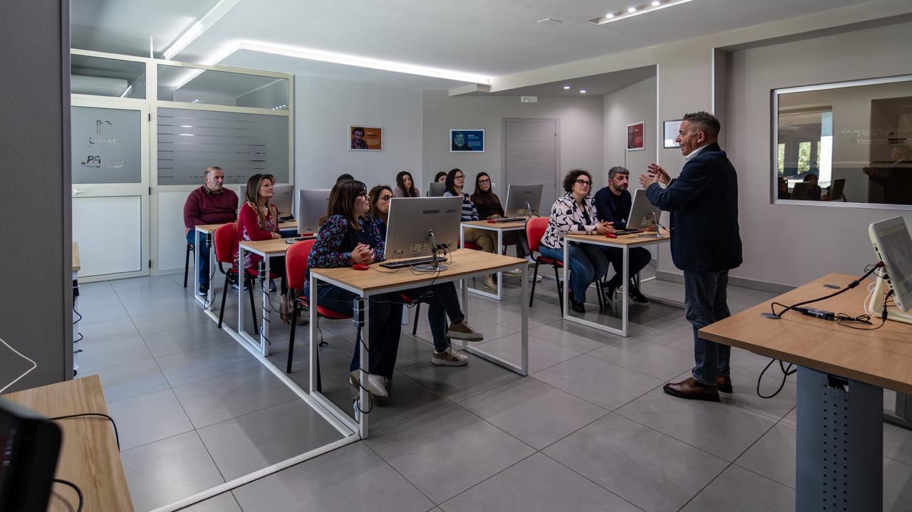 Aula UniAC durante una lezione con studenti soddisfatti